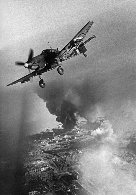 Benno Wundshammer: Bombardierung eines Öllagers durch Sturzkampfbomber im Norden von Stalingrad, Sowjetunion