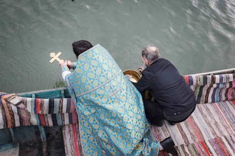 Florian Bachmeier: Pope Mihail segnet mit Hilfe seines Diakons das Wasser des Kanals in Vylkovo ganz im Süden der Ukraine.