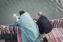 Pope Mihail segnet mit Hilfe seines Diakons das Wasser des Kanals in Vylkovo ganz im Süden der Ukraine.