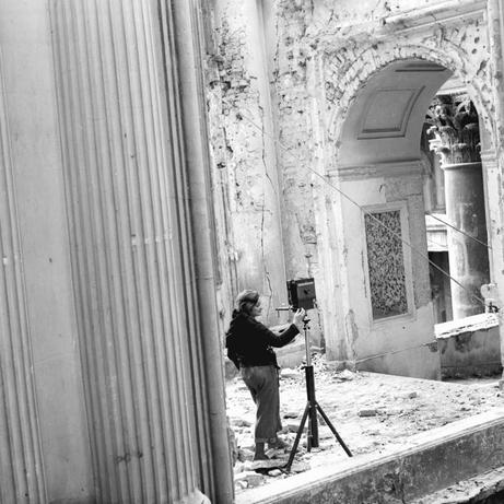 Paul Iglarz: Eva Kemlein bei der Dokumentation der Ruine des Berliner Stadtschlosses, 1950