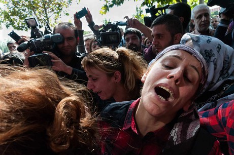 Martin Gerner: Kurdish woman mourning at burial, Diyarbakir/Turkey