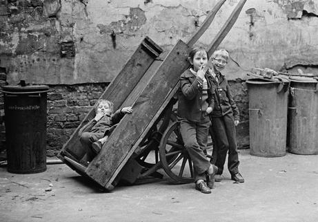 Bernd Heyden: Kinder im Hinterhof, Stargarder Straße, Ost-Berlin