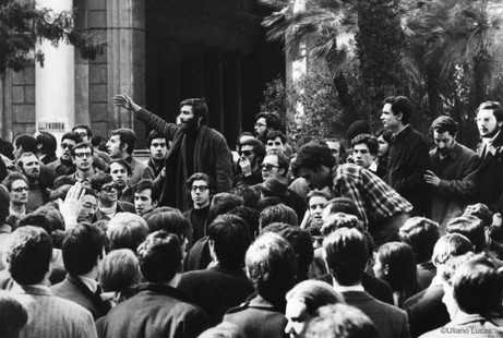 Uliano Lucas: Studentenversammlung vor der Akademie der Schönen Künste in via Ripetta, Rom, März 1968