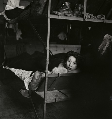 Roman Vishniac: Nettie Stub, 11 Jahre alt, aus Hannover, in einer Massenunterkunft in Zbaszyn