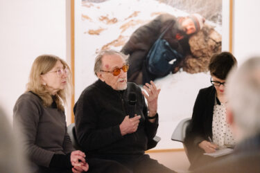 Tuesday Talk, EMOP Berlin 2025. Artist Talk „Case History“ mit Boris Mikhailov und Vita Mikhailov in der zentralen Festivalausstellung „was zwischen uns steht. Fotografie als Medium der Chronik“, Festivalzentrum EMOP Berlin c/o Akademie der Künste, 18.3.2025