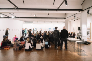 Tuesday Talk, EMOP Berlin 2025. Artist Talk in der zentralen Festivalausstellung „was zwischen uns steht. Fotografie als Medium der Chronik“, Festivalzentrum EMOP Berlin c/o Akademie der Künste