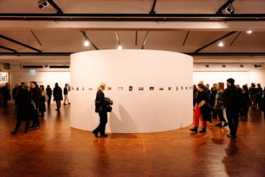 Opening EMOP Berlin 2025. Zentrale Festivalausstellung „was zwischen uns steht. Fotografie als Medium der Chronik“, Festivalzentrum EMOP Berlin c/o Akademie der Künste, 27.2.2025