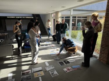 Workshop EMOP Special Junge Szene, Berlin 2025. Studierende der Burg Giebichenstein Kunsthochschule Halle (Prof. Stephanie Kiwitt) und der Hochschule für bildende Künste Hamburg (Prof. Tobias Zielony) entwickeln eine gemeinsame Arbeit. Festivalzentrum c/o Akademie der Künste, 3.3.-6.3.2025. 