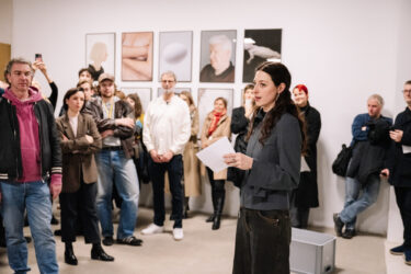 Opening EMOP Special Junge Szene, Berlin 2025. Marie-Luise Mayer, Kuratorin von „Meet Me Halfway“, einer Gemeinschaftsausstellung mit Fotograf*innen in Ausbildung und Absolvent*innen, EMOP Special c/o Leipziger Straße 56, 1.3.2025