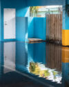 Anastasia Samoylova: Blue Courtyard, Hollywood, 2019, aus der Serie The Floridas, 2019 – 2022, Archival pigment prints, 81 x 101 cm © Anastasia Samoylova