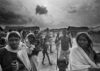 Thomas Höpker: Hungersnot und Pockenepidemie. Dorfbewohner kommen aus ihren Hütten und betteln um Nahrung. Indien, Bihar 1967., 1967, Silbergelatine-Print © Thomas Höpker / Magnum Photos