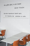 Susanne Keichel: Klassenzimmer, 2022, aus der Serie SOZIALE GERECHTIGKEIT/ TEIL 1 SCHULE, 2021-2022, (fortlaufend), C-Print © Susanne Keichel