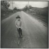 Manfred Paul: Junge mit Laufrad, aus der Serie Rumänien, 1978, Fotografie 