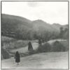 Manfred Paul: Landschaft mit Frau bei Valera St., aus der Serie Rumänien, 1978, Fotografie 
